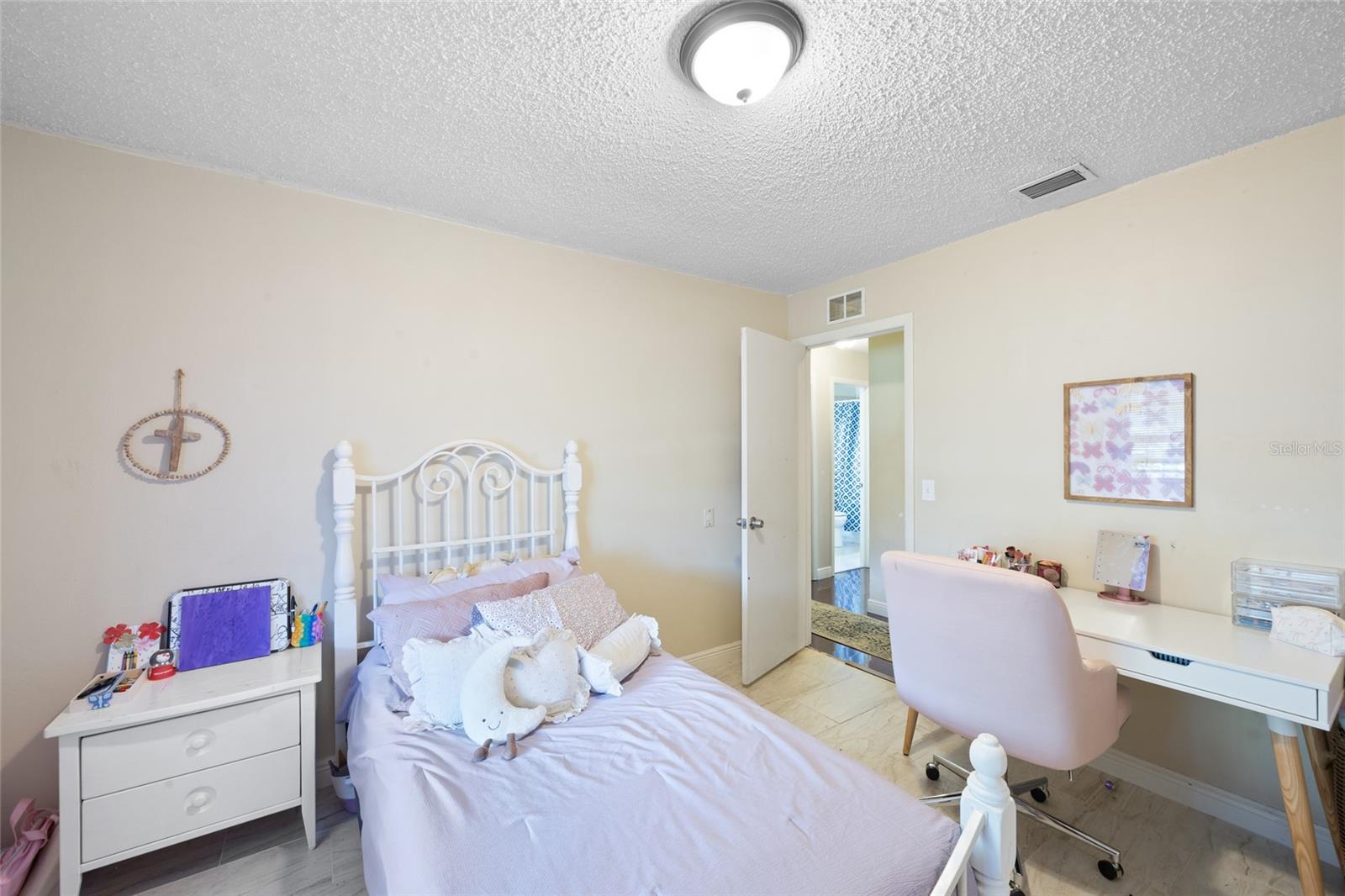 Image 18 of 51 For 916 Shangri La Drive