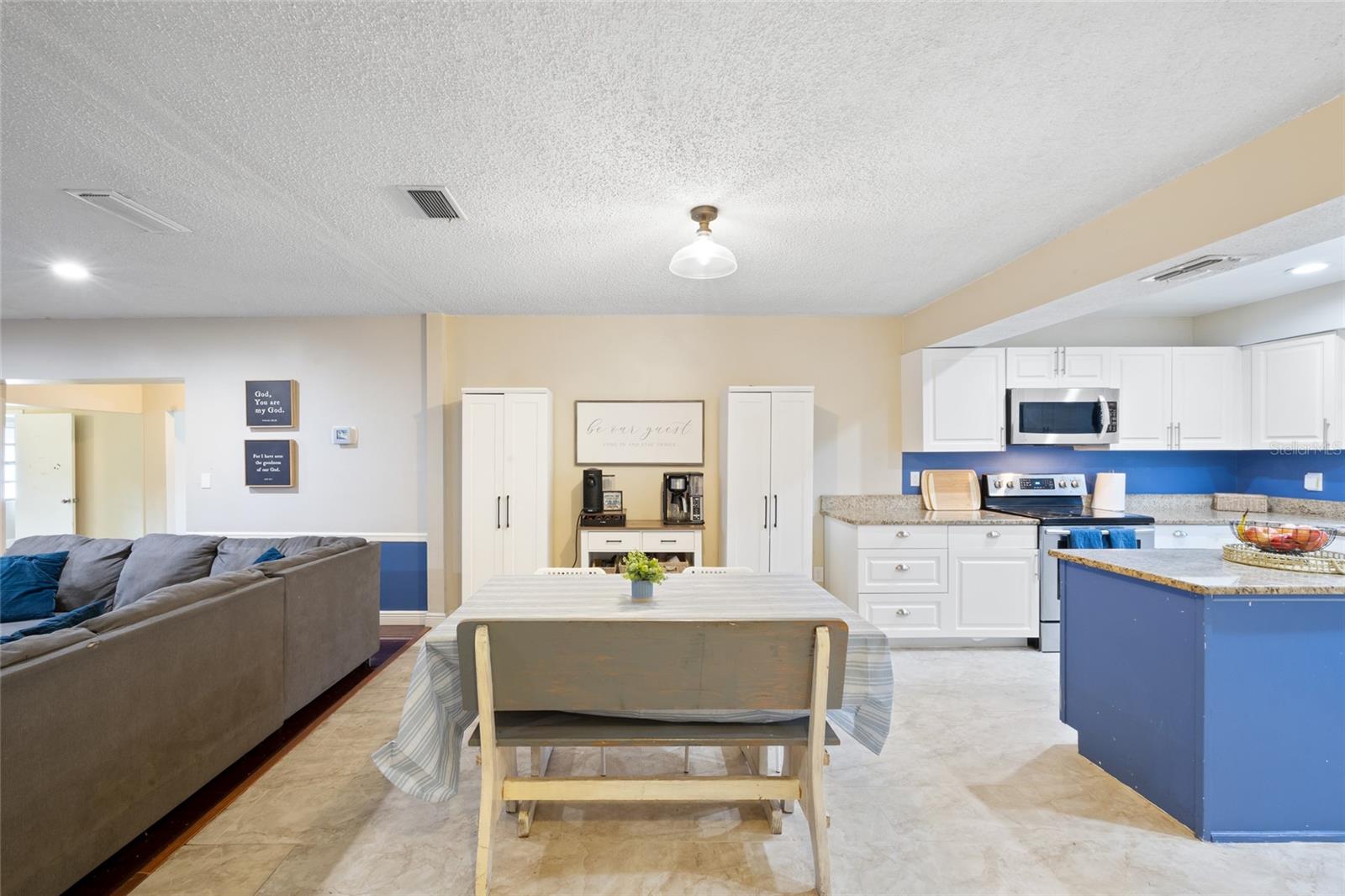 Image 8 of 51 For 916 Shangri La Drive