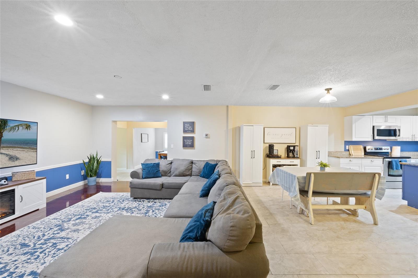 Image 9 of 51 For 916 Shangri La Drive