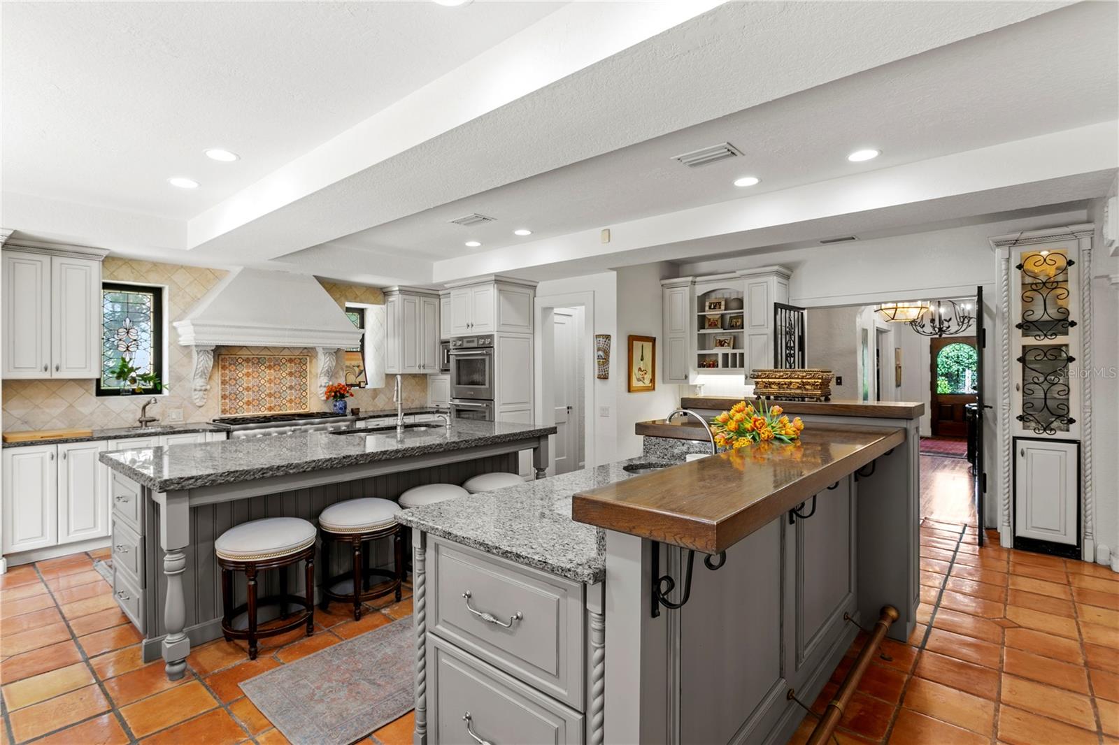Listing photo id 2 for 136 Davis Boulevard