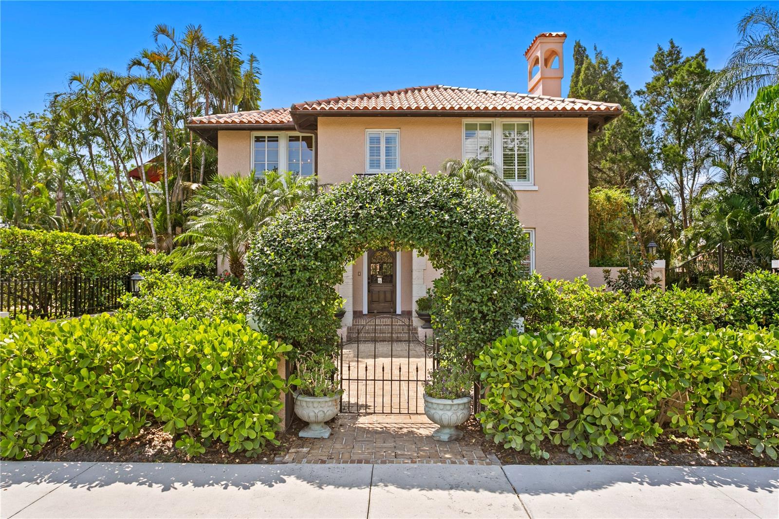 Listing photo id 6 for 136 Davis Boulevard