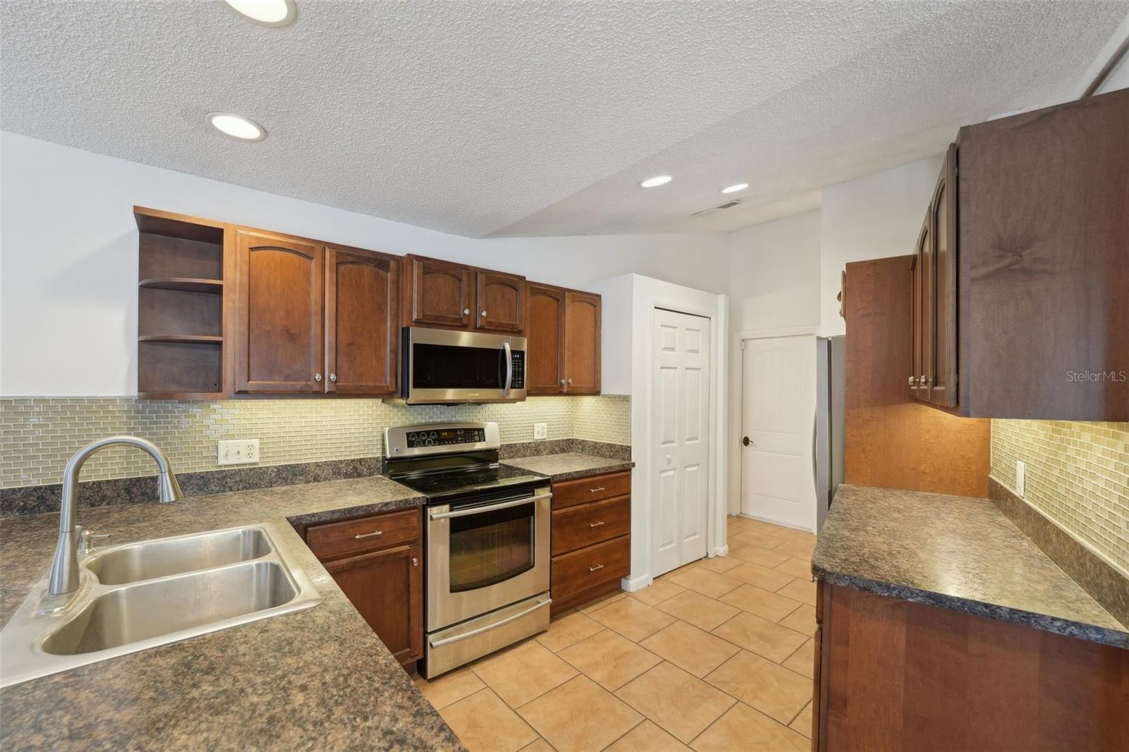 Image 8 of 43 For 1624 Shady Leaf Drive