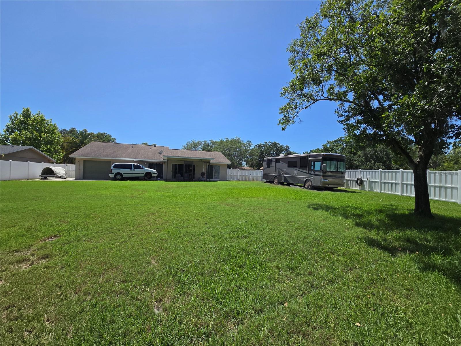 Image 19 of 23 For 827 Creekside Lane