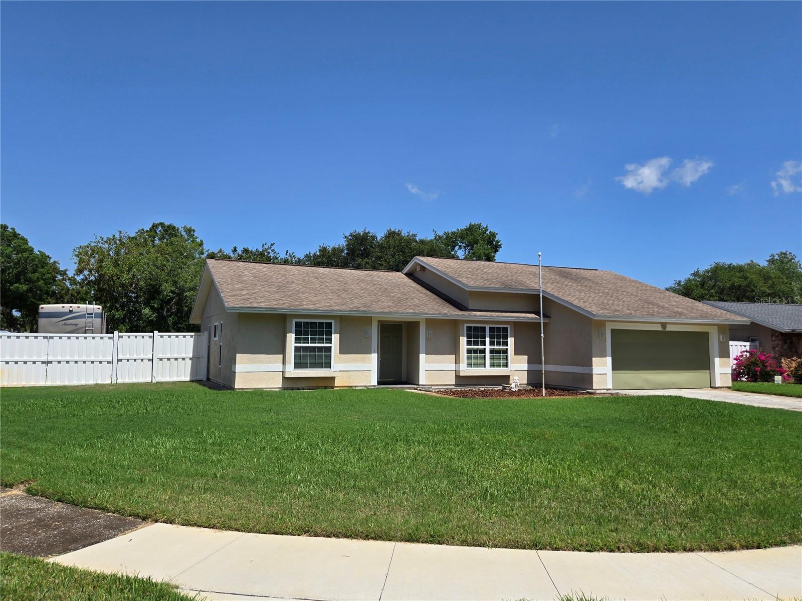 Image 2 of 23 For 827 Creekside Lane