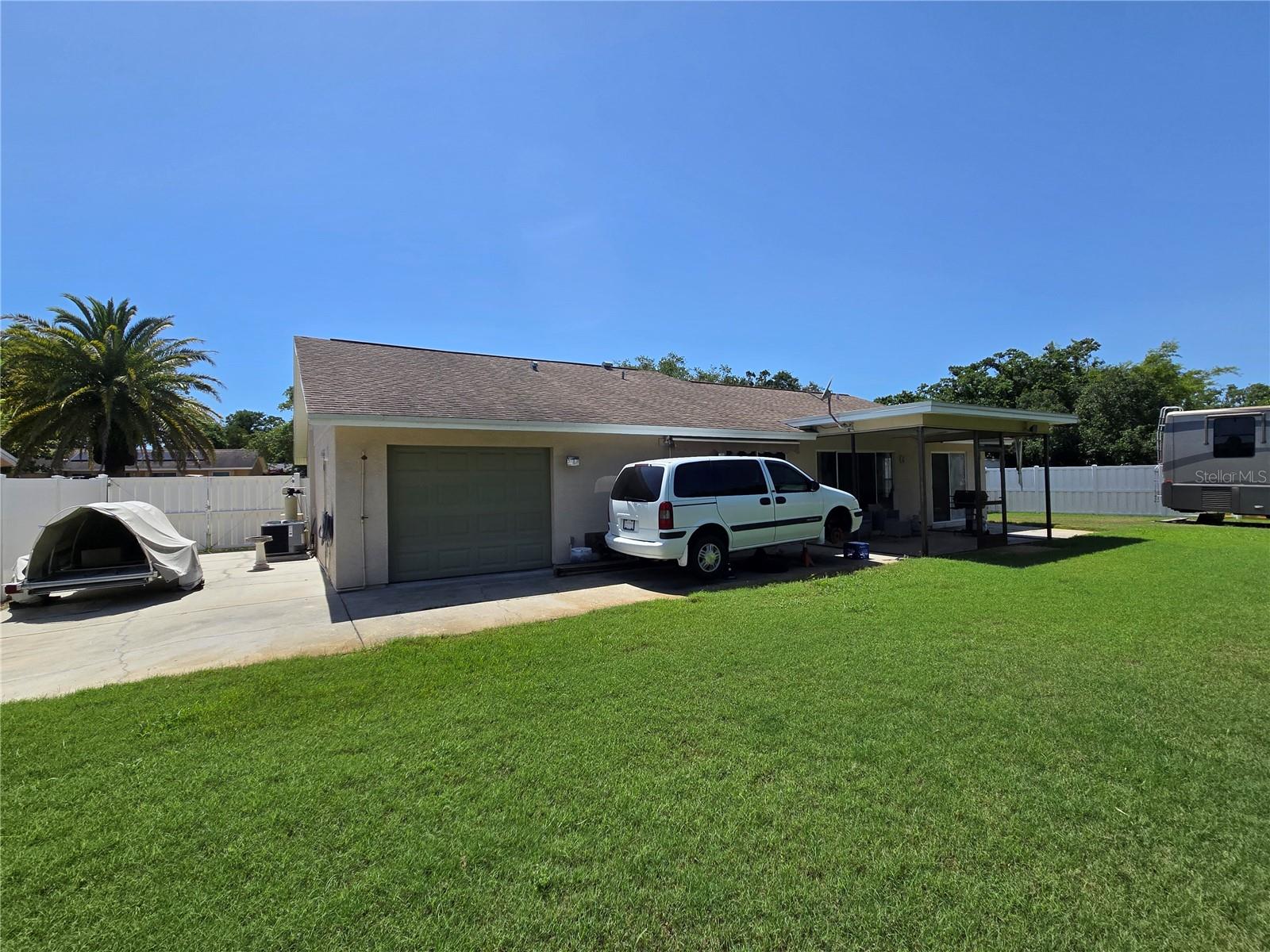 Image 3 of 23 For 827 Creekside Lane