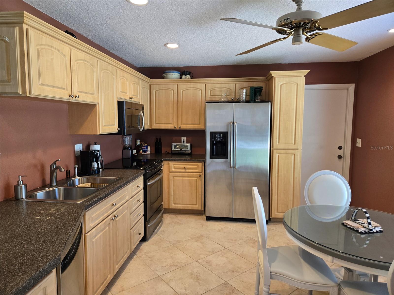 Image 6 of 23 For 827 Creekside Lane