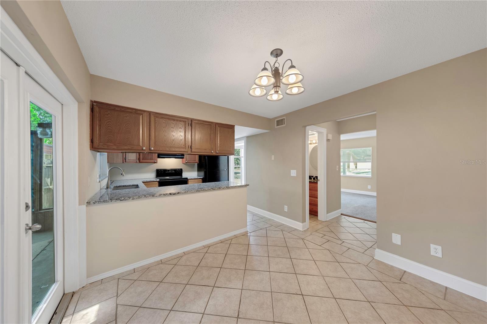Listing photo id 9 for 2048 Los Lomas Drive