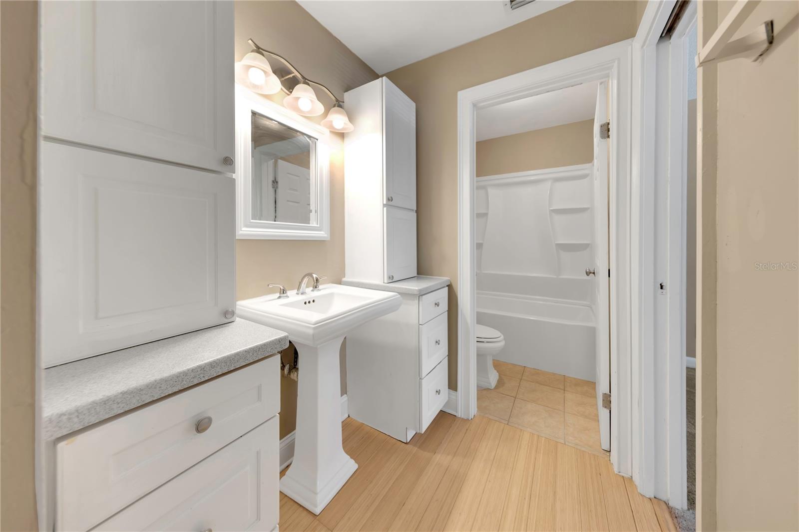 Listing photo id 12 for 2048 Los Lomas Drive