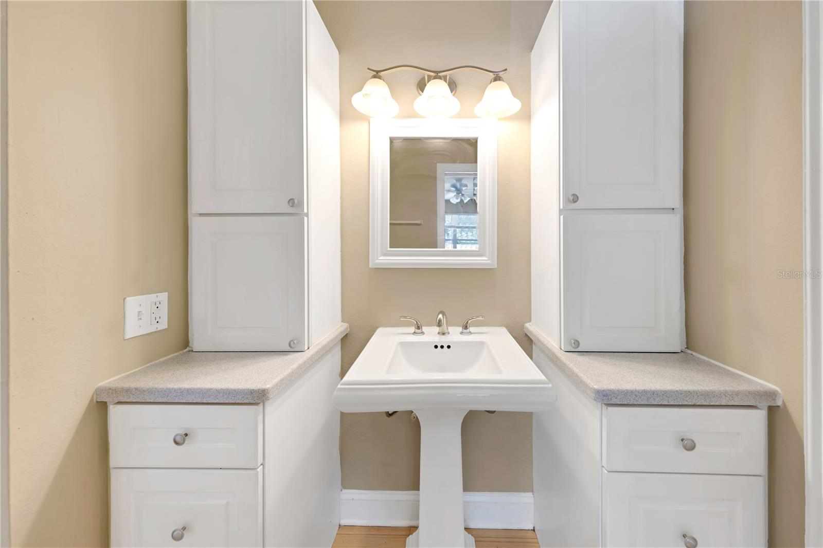 Listing photo id 13 for 2048 Los Lomas Drive