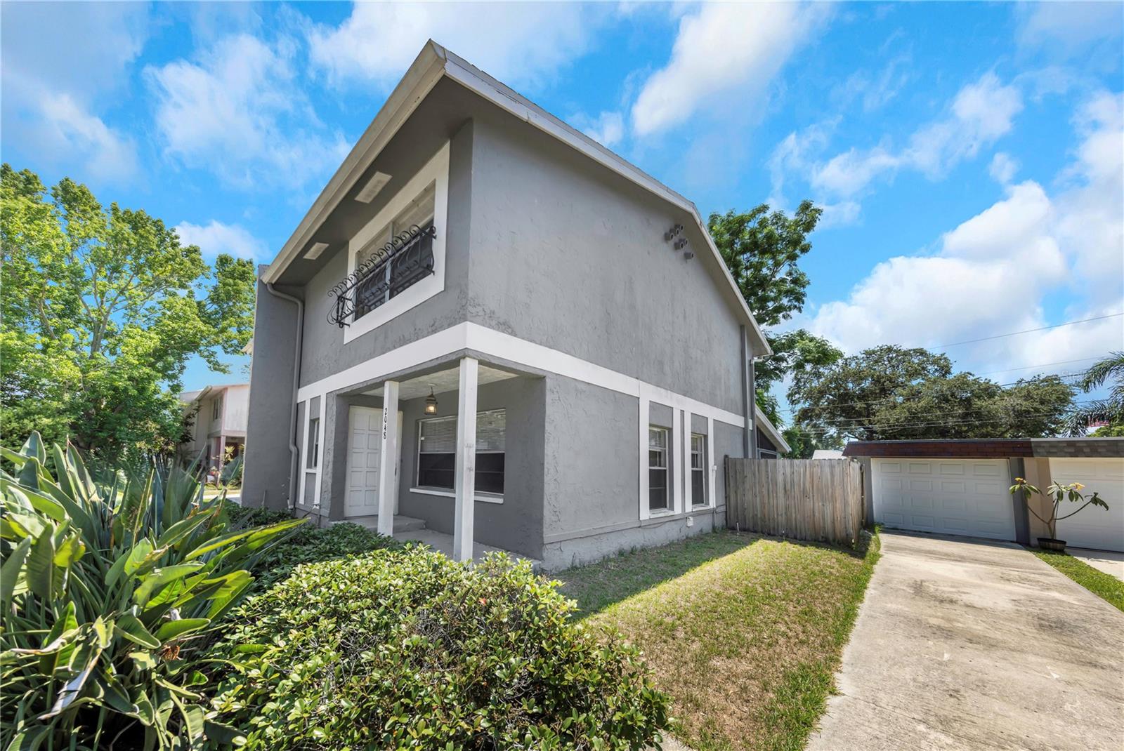 Listing photo id 0 for 2048 Los Lomas Drive