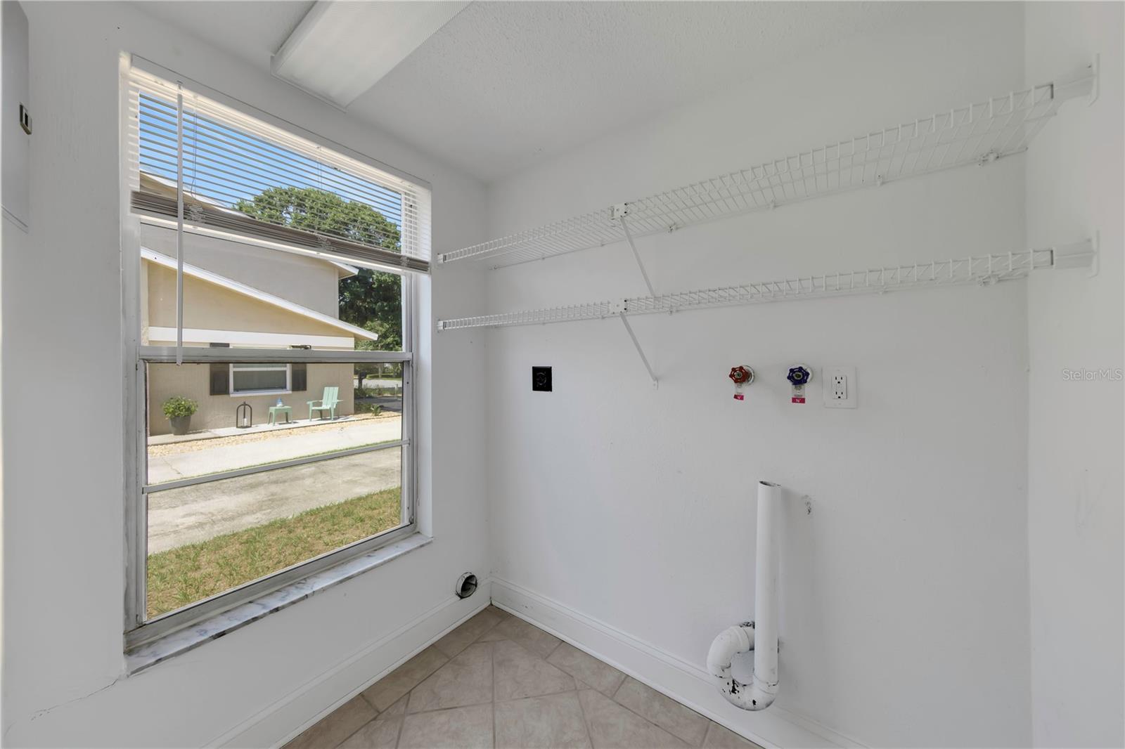 Listing photo id 20 for 2048 Los Lomas Drive