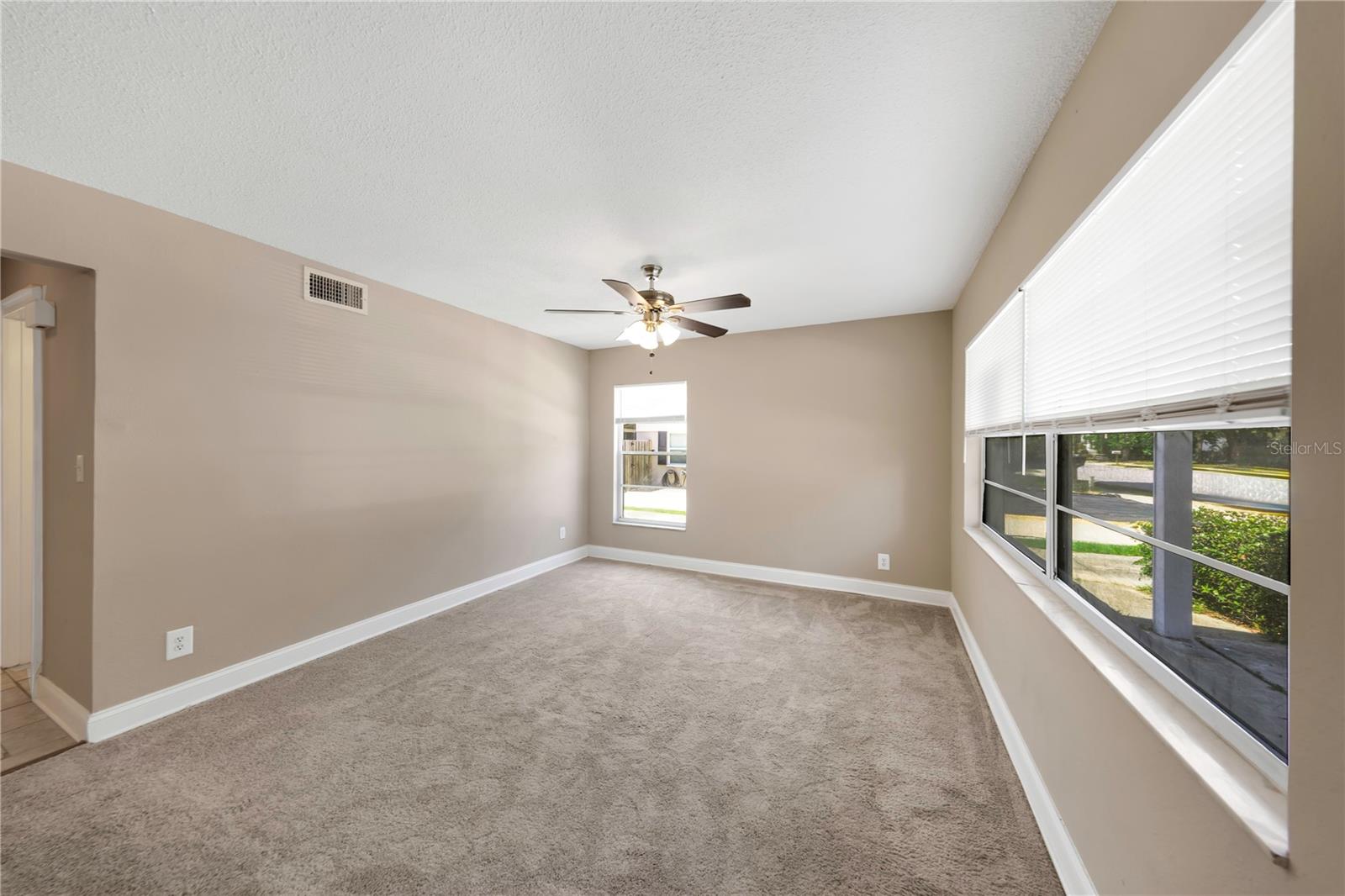 Listing photo id 4 for 2048 Los Lomas Drive