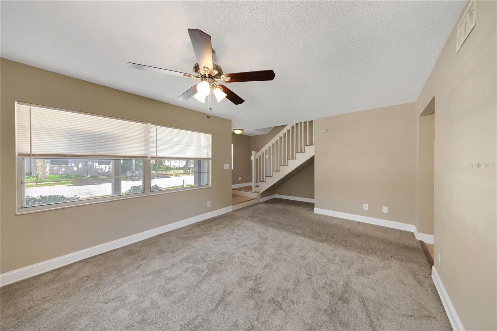 Listing photo id 5 for 2048 Los Lomas Drive
