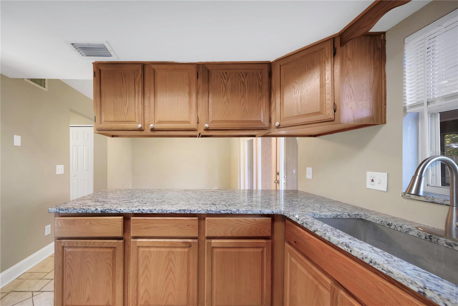 Listing photo id 7 for 2048 Los Lomas Drive