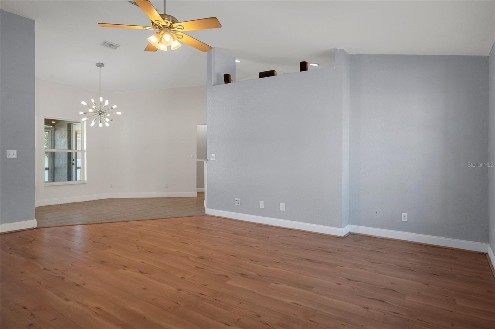 Listing photo id 8 for 10101 Langan Street