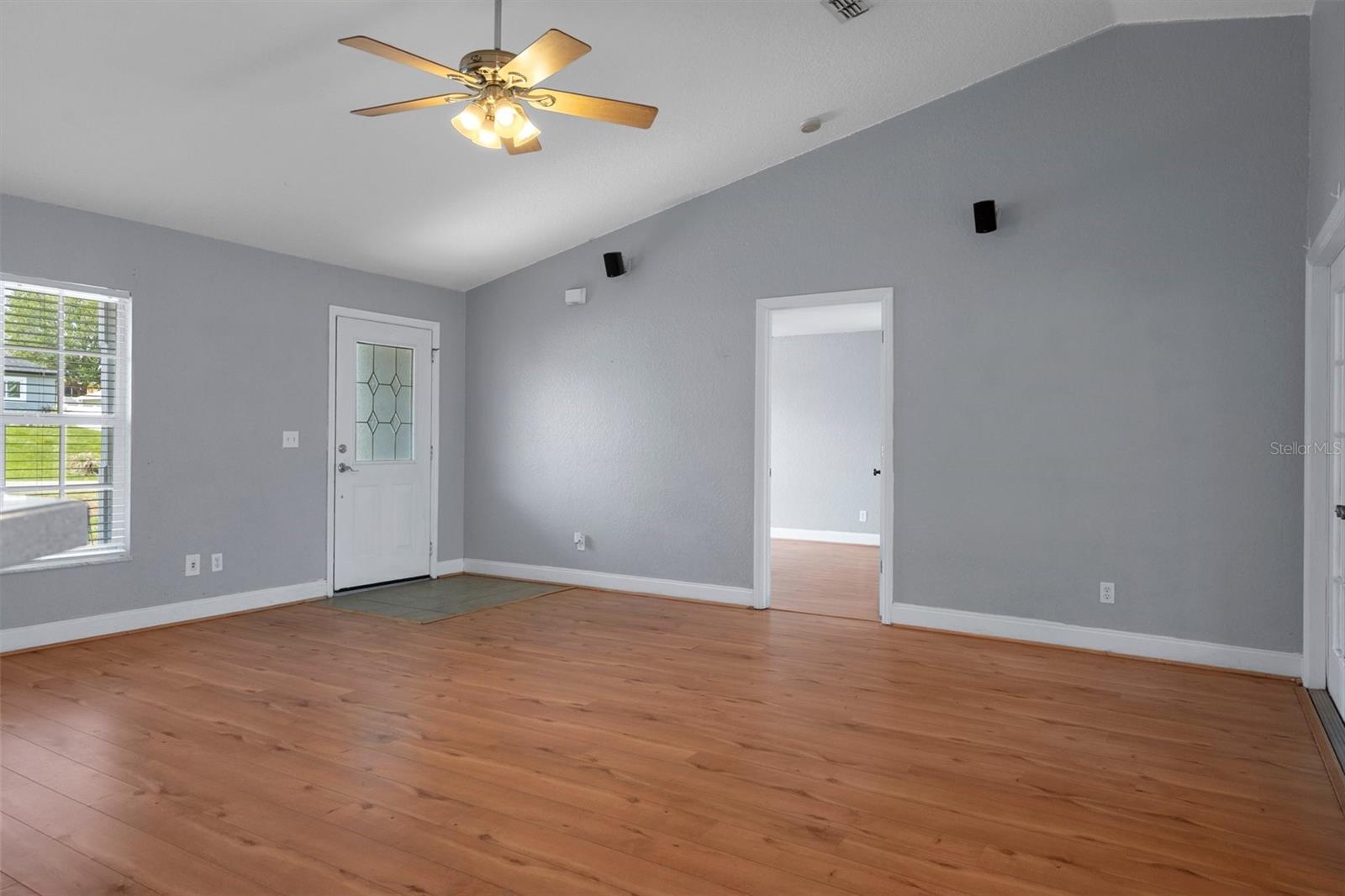 Listing photo id 11 for 10101 Langan Street