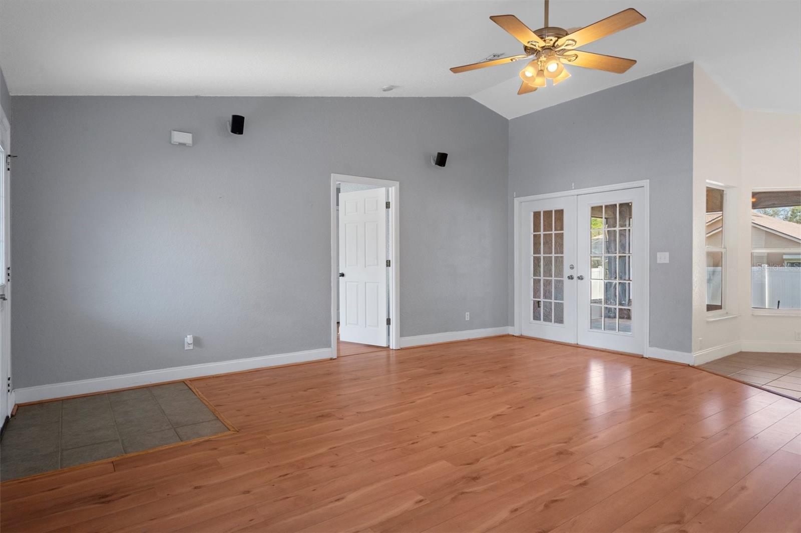 Listing photo id 12 for 10101 Langan Street