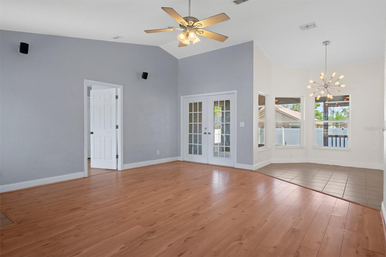 Listing photo id 13 for 10101 Langan Street
