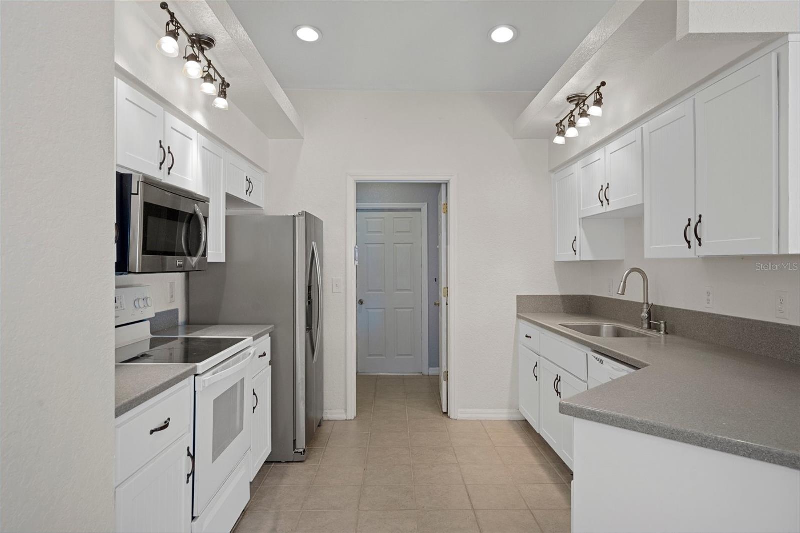 Listing photo id 16 for 10101 Langan Street