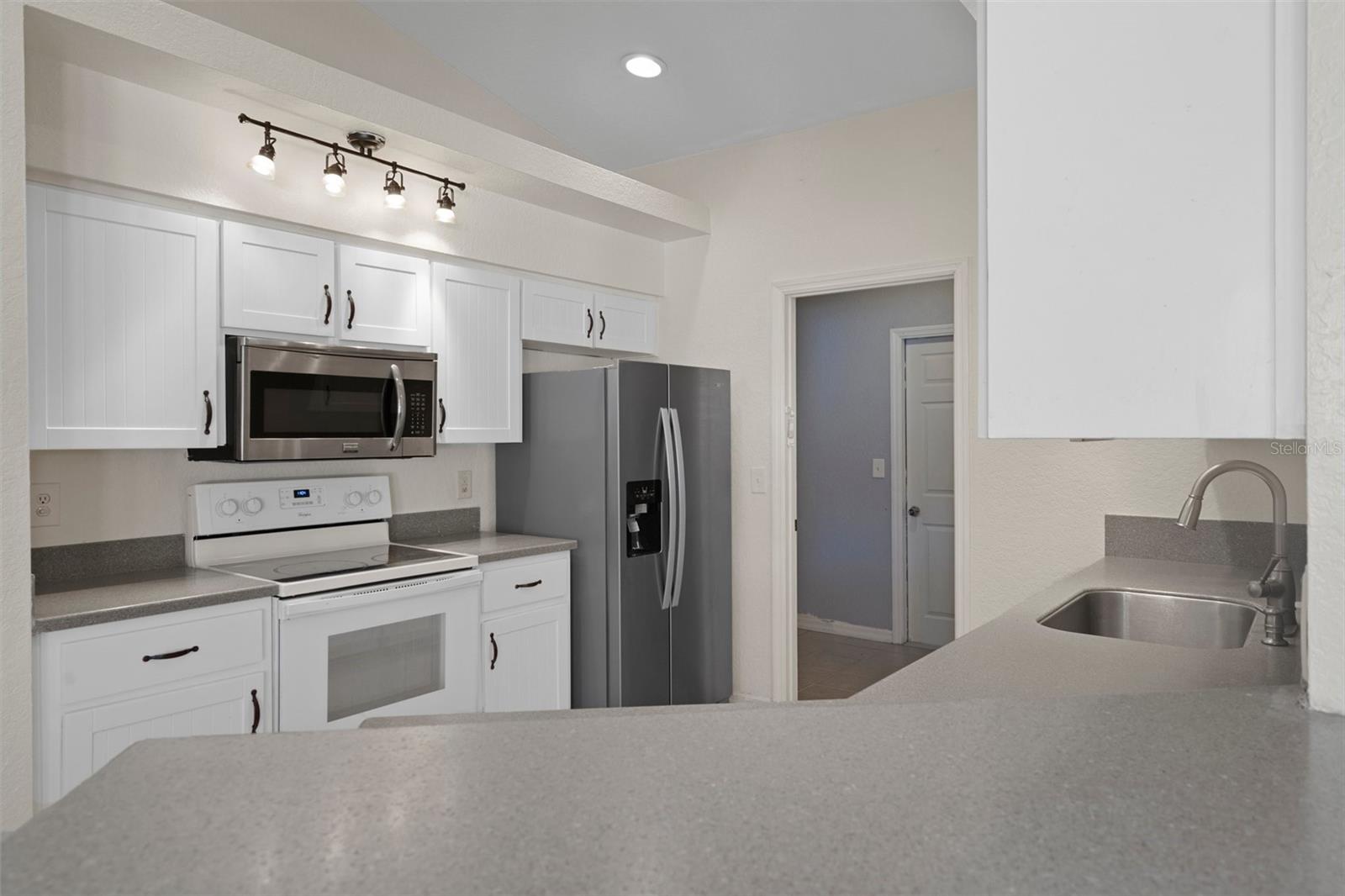 Listing photo id 17 for 10101 Langan Street