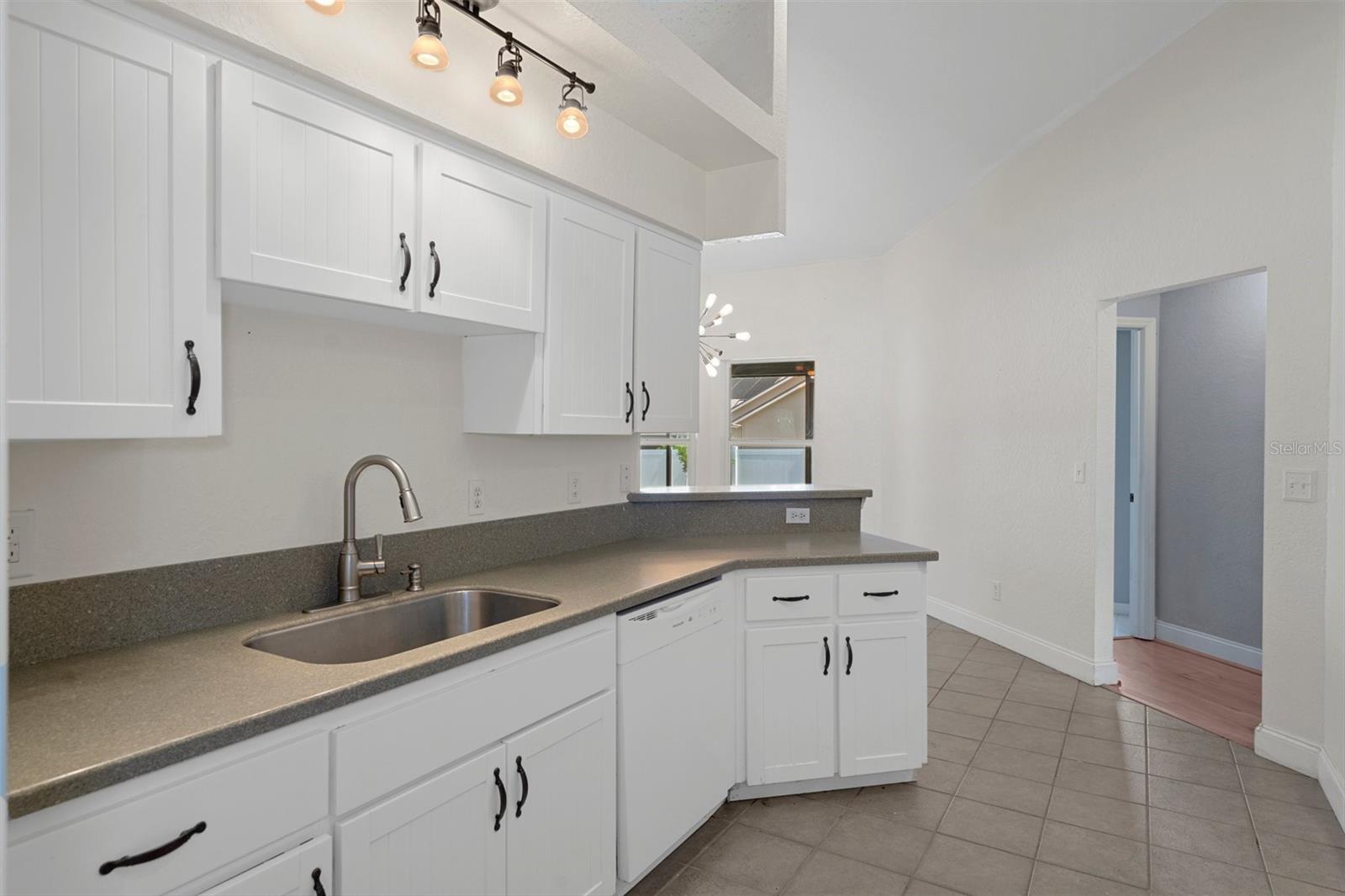Listing photo id 19 for 10101 Langan Street