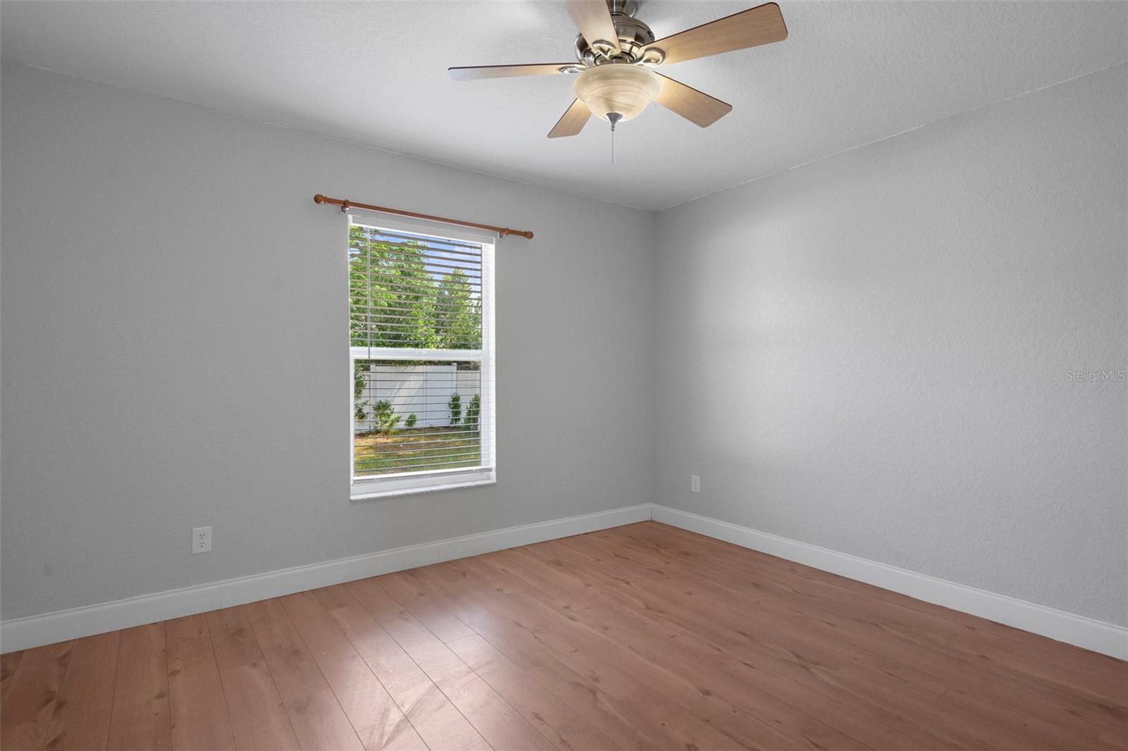 Listing photo id 22 for 10101 Langan Street
