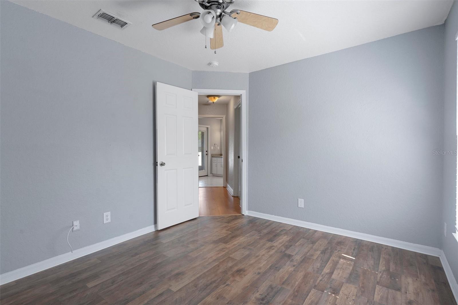Listing photo id 25 for 10101 Langan Street