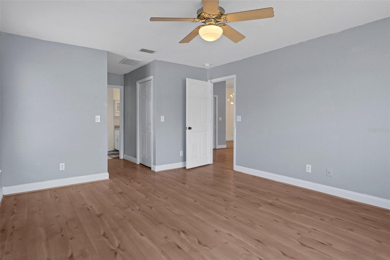 Listing photo id 27 for 10101 Langan Street