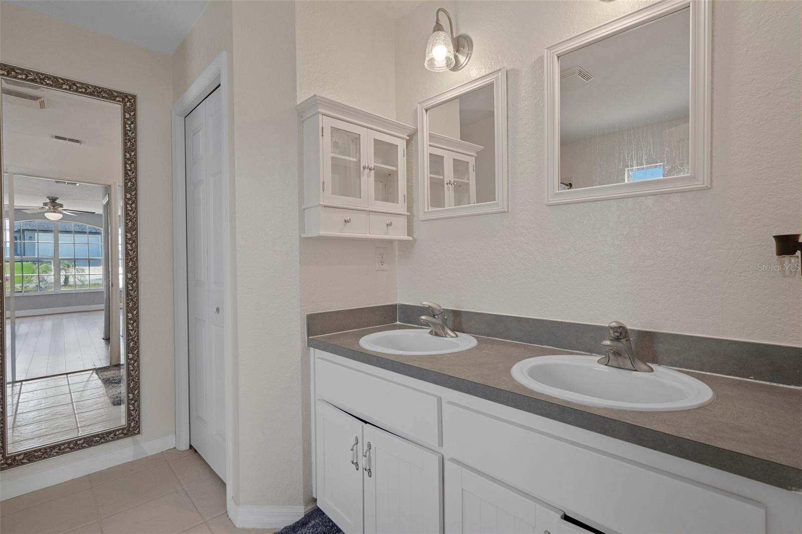 Listing photo id 29 for 10101 Langan Street