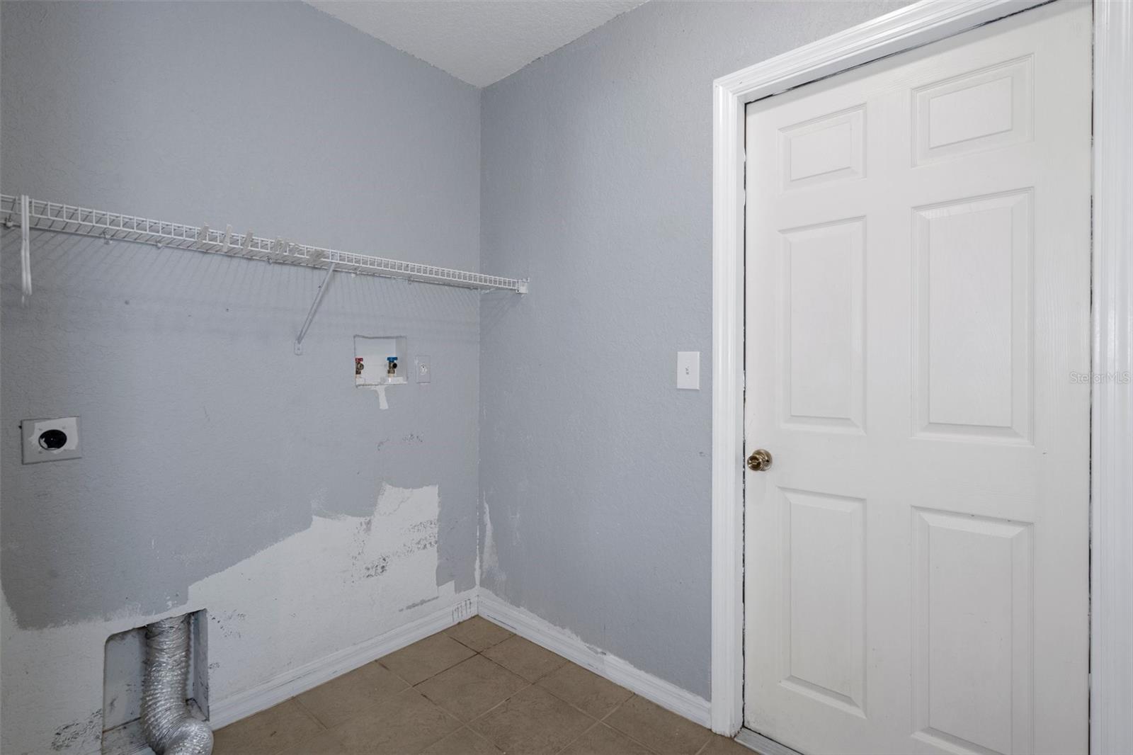 Listing photo id 31 for 10101 Langan Street