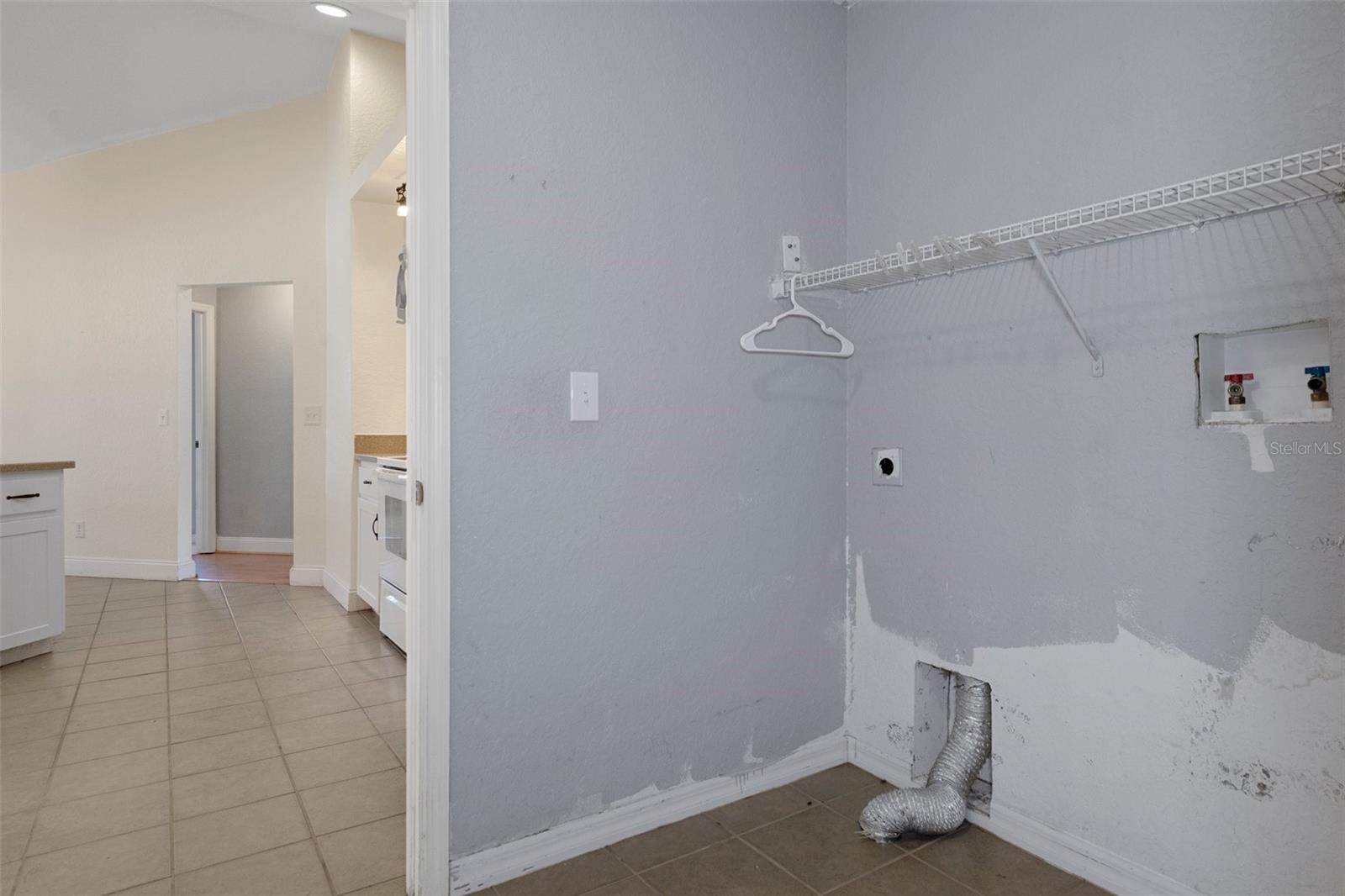Listing photo id 32 for 10101 Langan Street