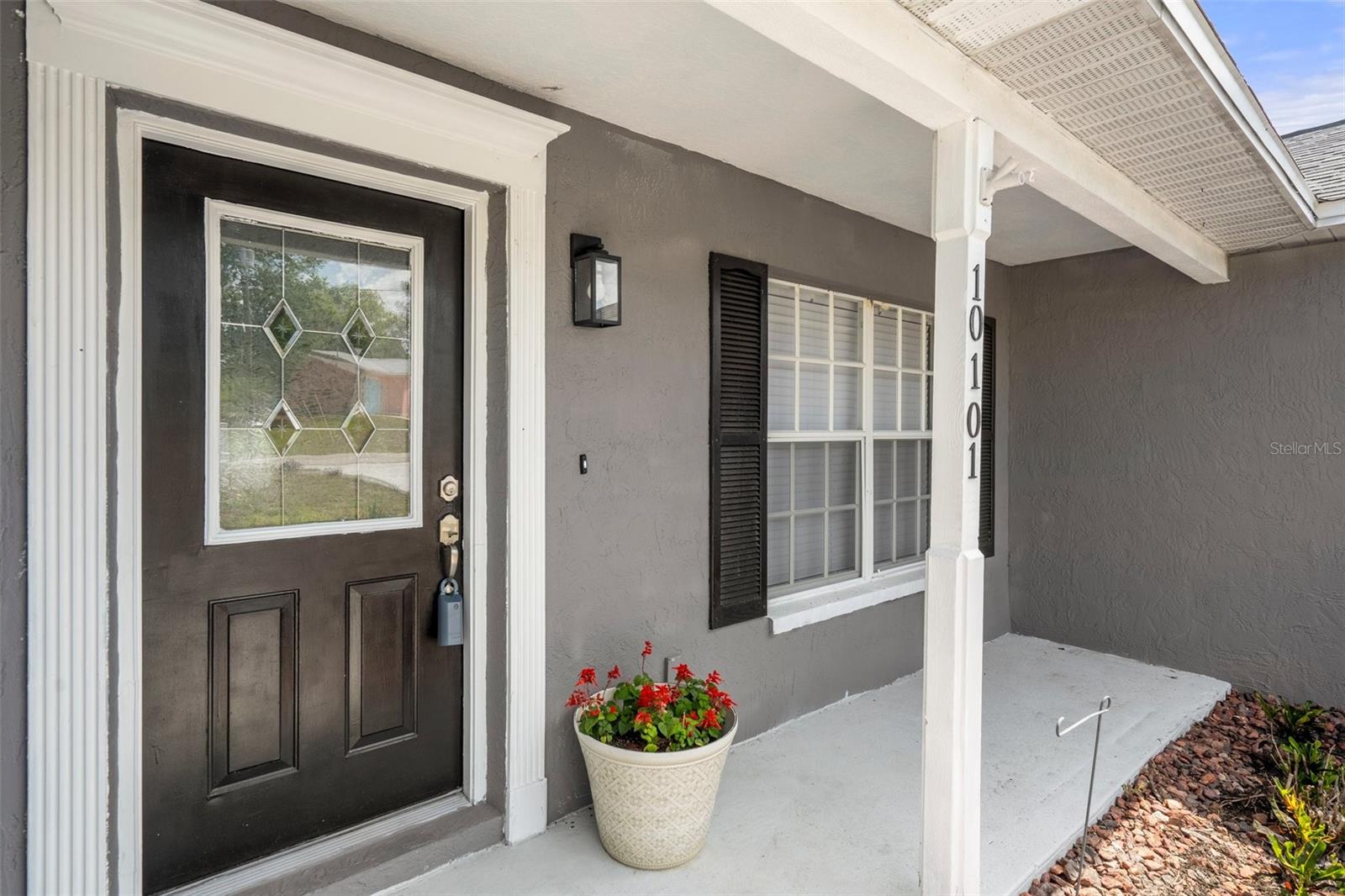 Listing photo id 2 for 10101 Langan Street