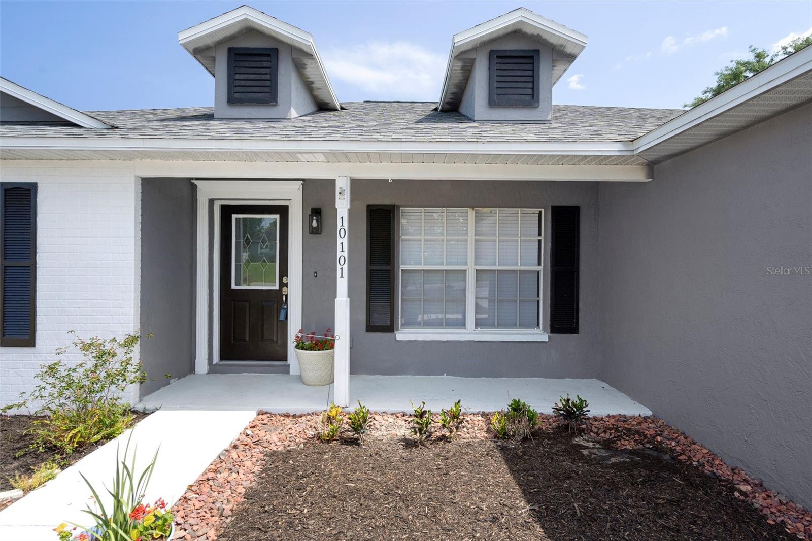 Listing photo id 3 for 10101 Langan Street