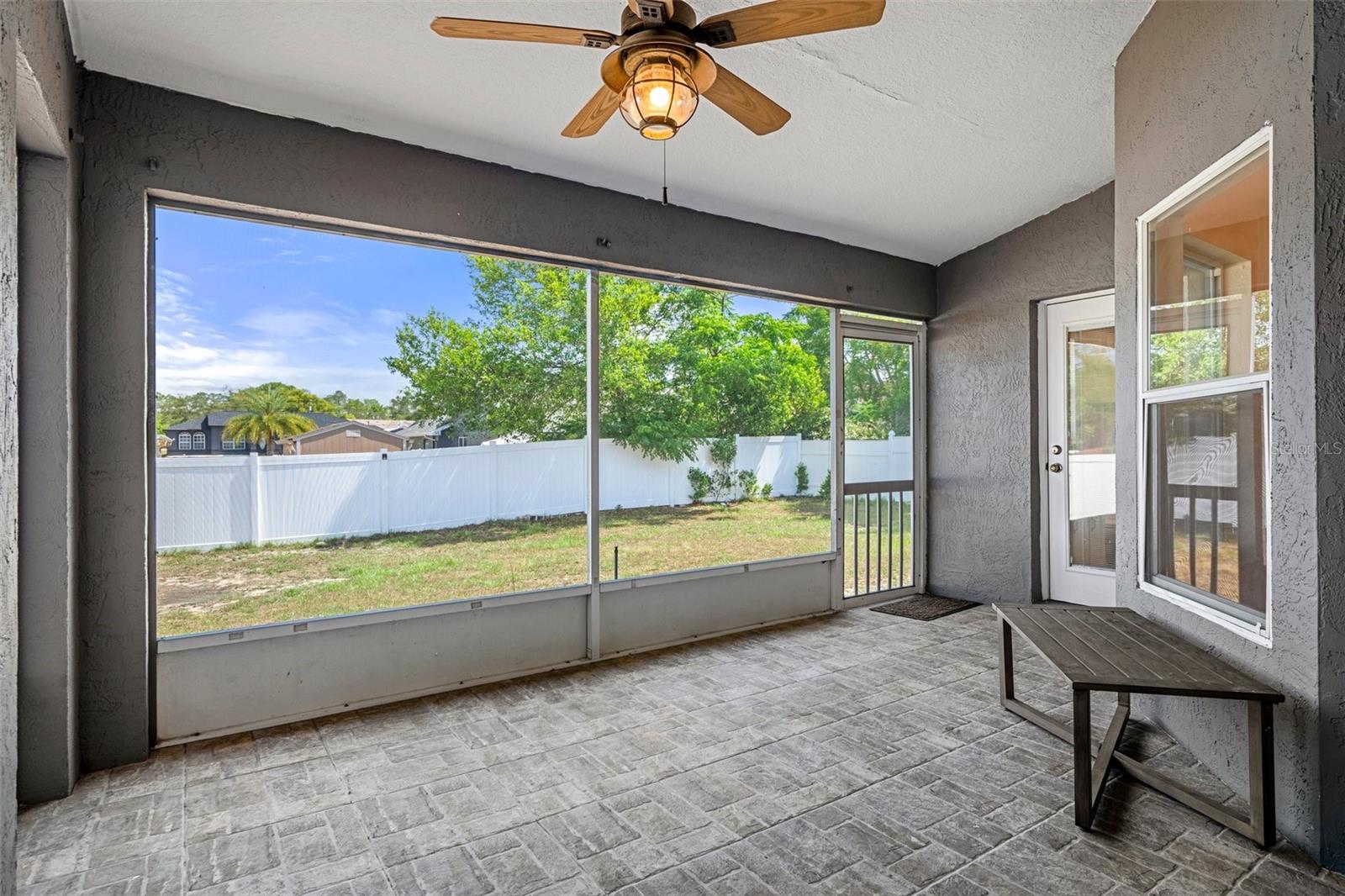 Listing photo id 5 for 10101 Langan Street