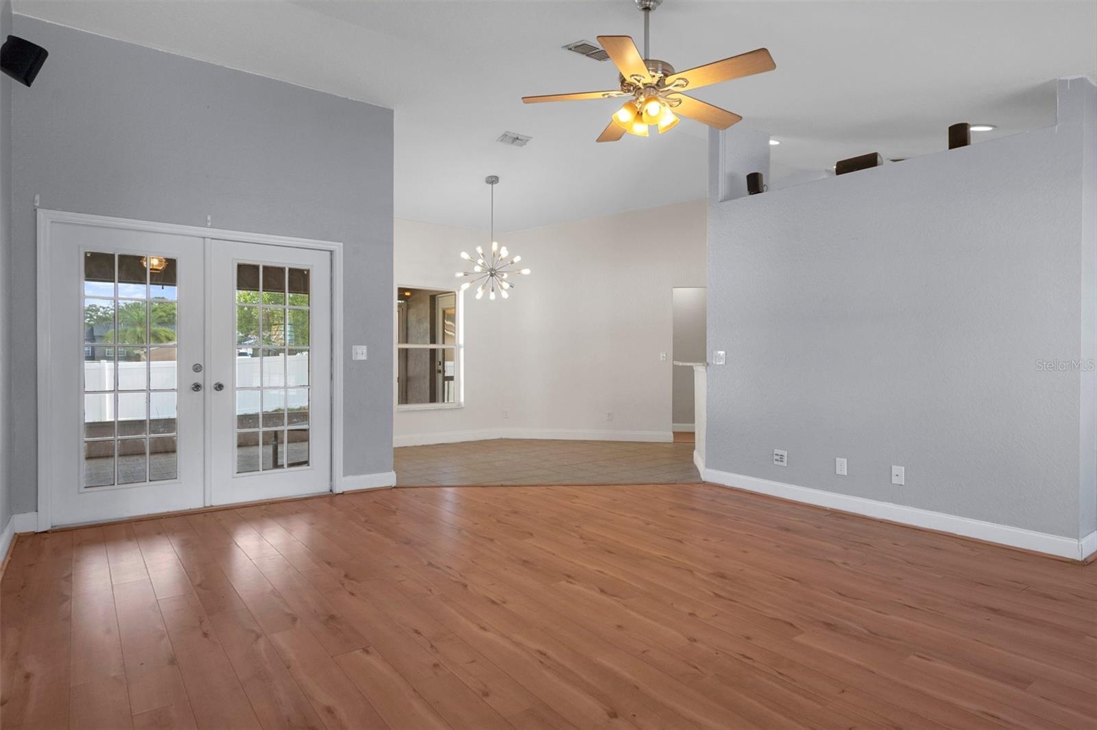 Listing photo id 7 for 10101 Langan Street