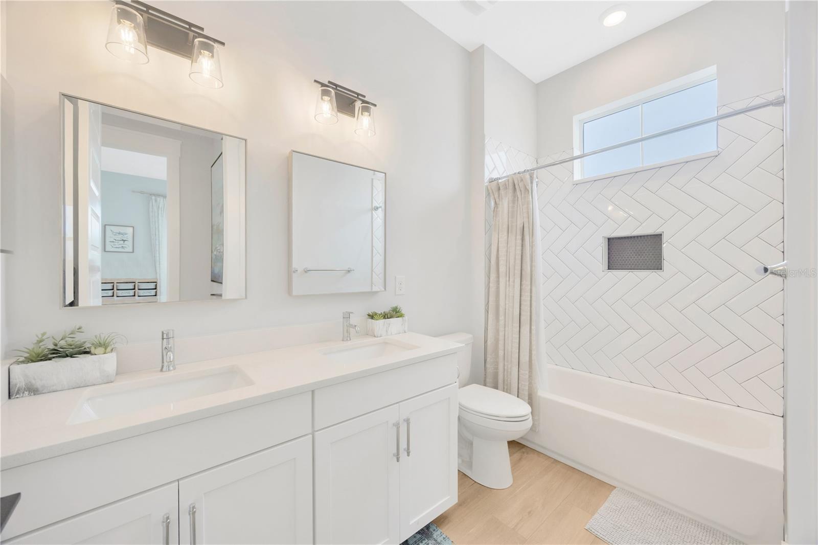 Image 22 of 31 For 615r Mirabay Boulevard