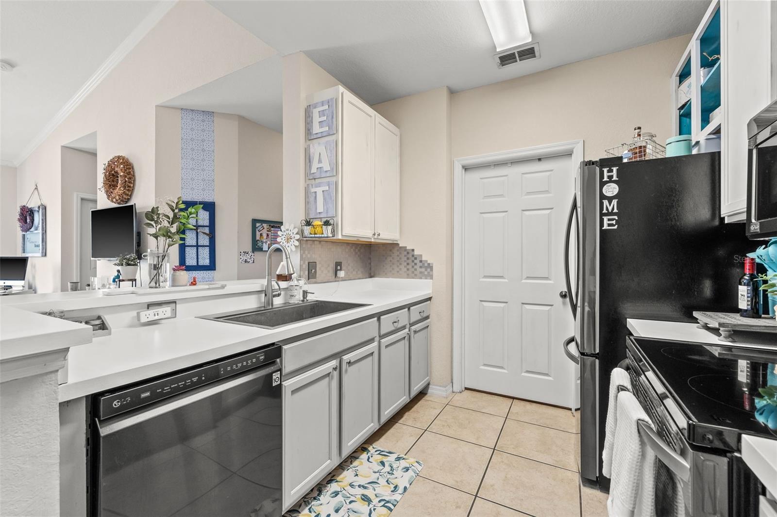 Image 18 of 56 For 10203 Courtney Palms Boulevard 301