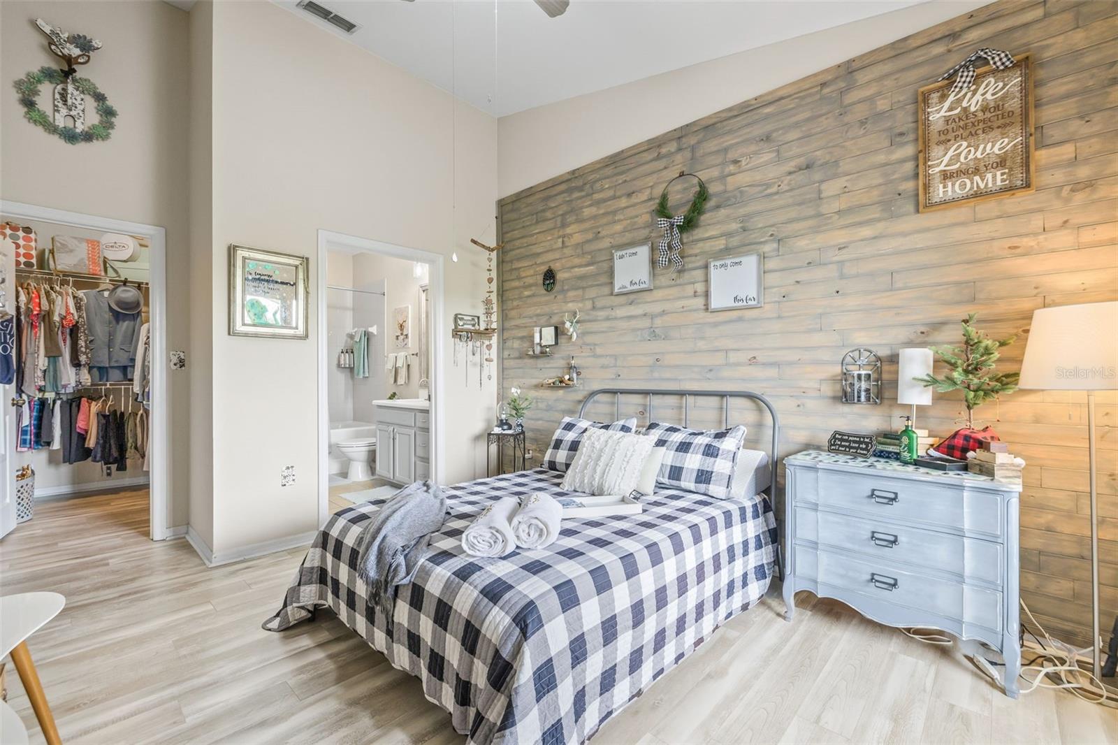 Image 23 of 56 For 10203 Courtney Palms Boulevard 301