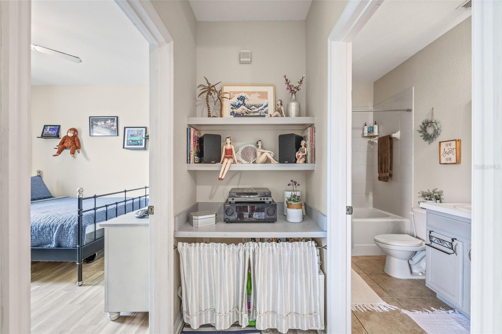 Image 32 of 56 For 10203 Courtney Palms Boulevard 301
