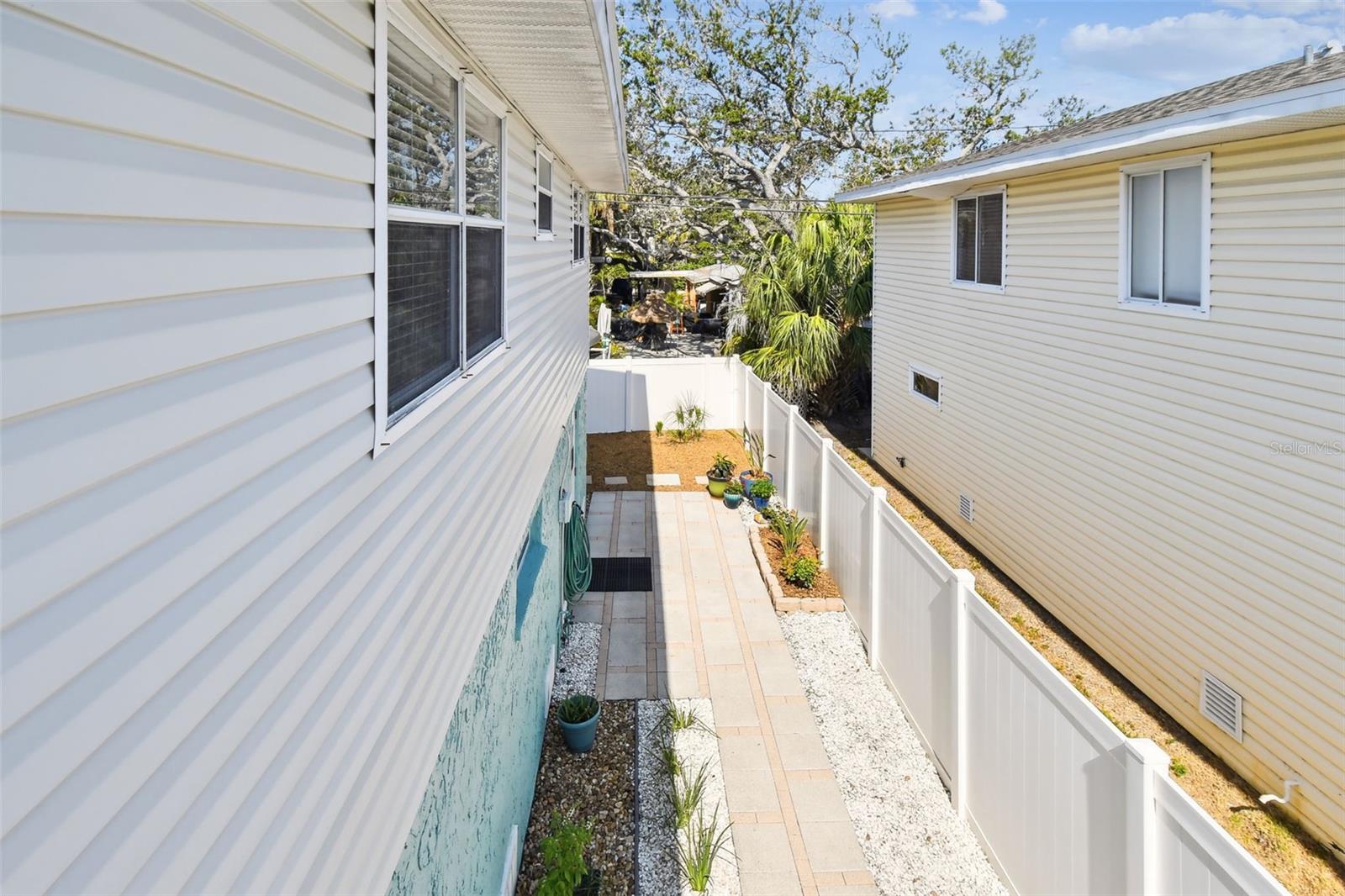 Listing photo id 28 for 616 2nd Street
