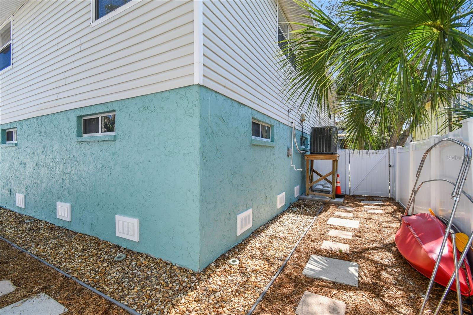Listing photo id 30 for 616 2nd Street