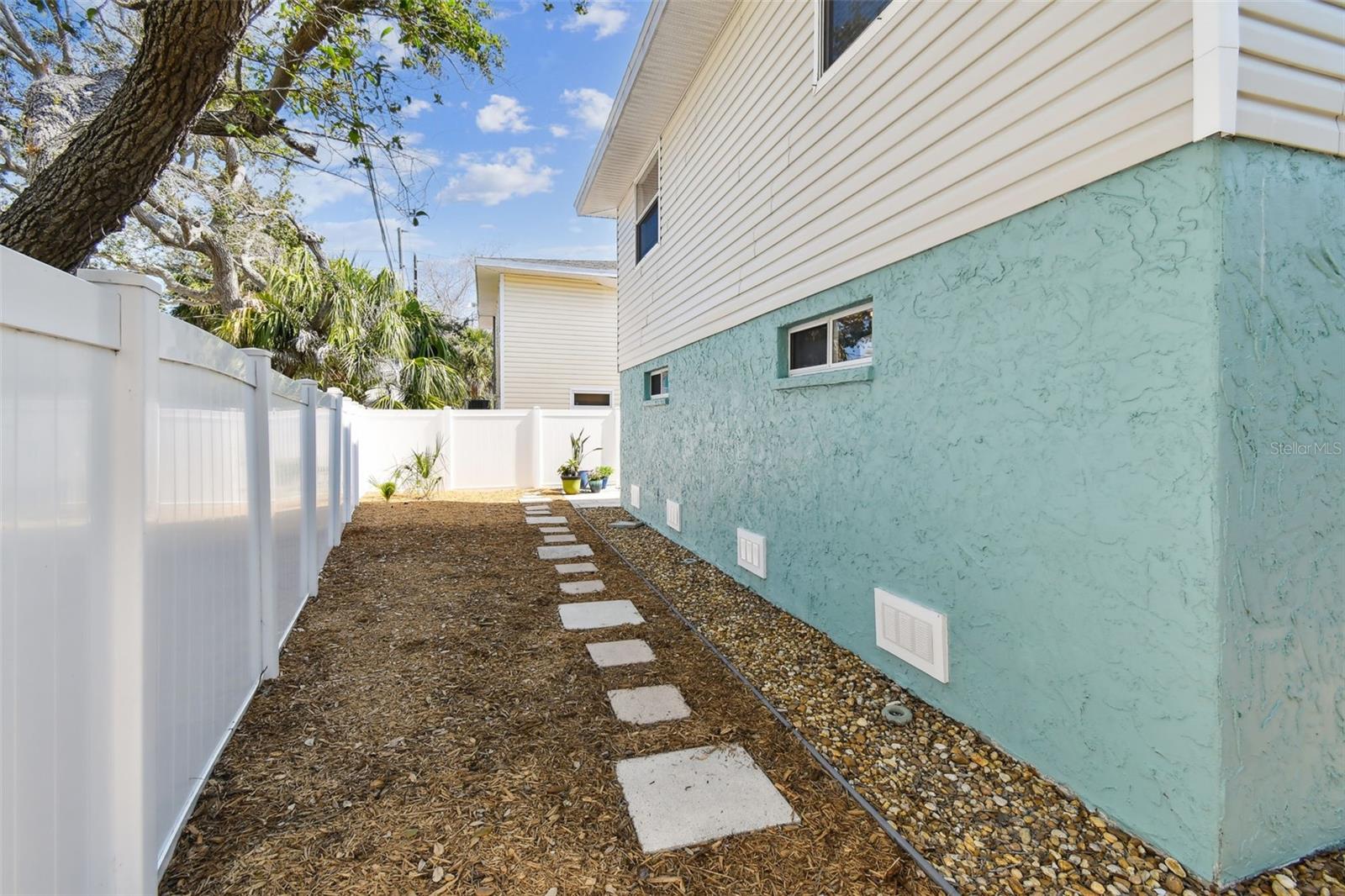 Listing photo id 31 for 616 2nd Street