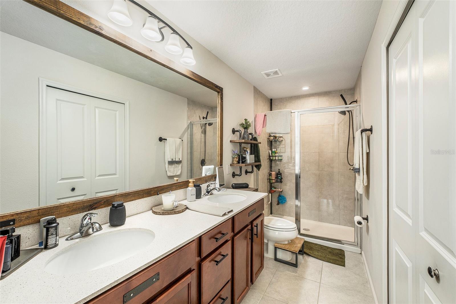 Listing photo id 11 for 2140 Laceflower Drive