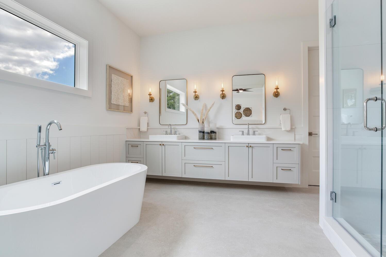 Image 34 of 64 For 509 Buckingham Avenue E