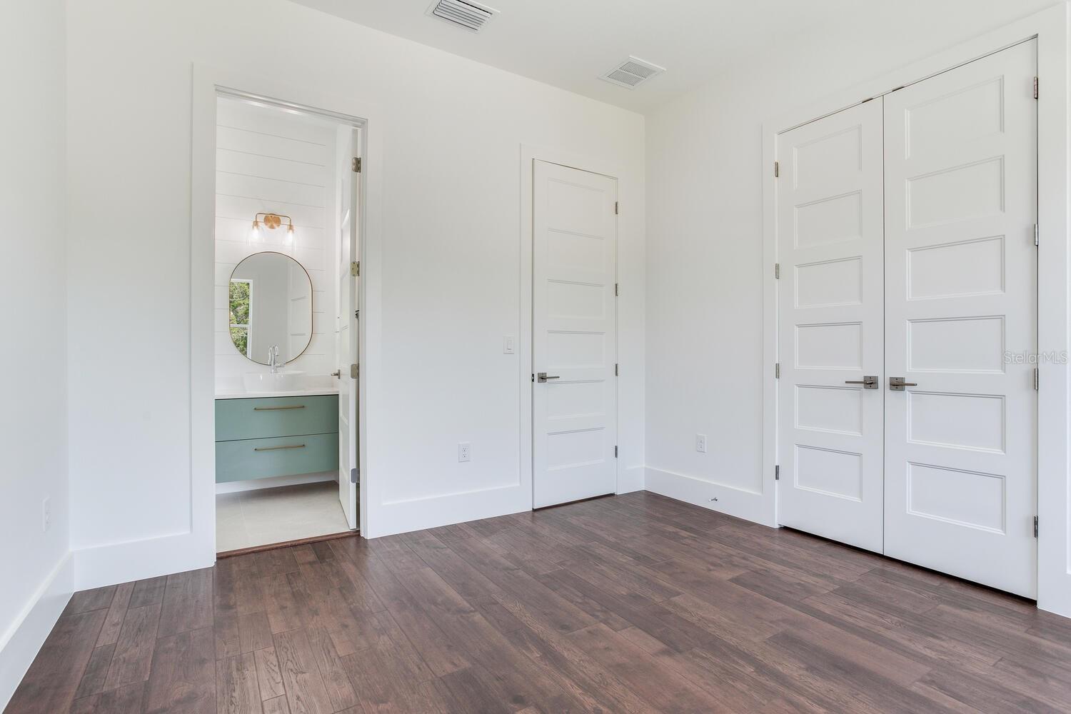 Image 41 of 64 For 509 Buckingham Avenue E