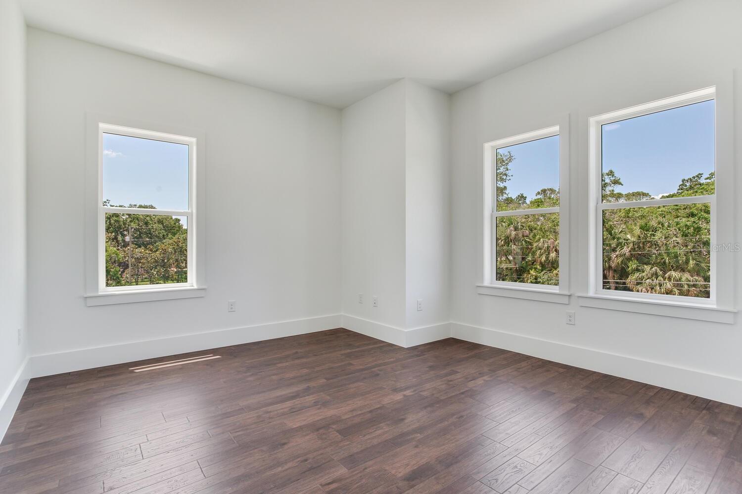 Image 43 of 64 For 509 Buckingham Avenue E