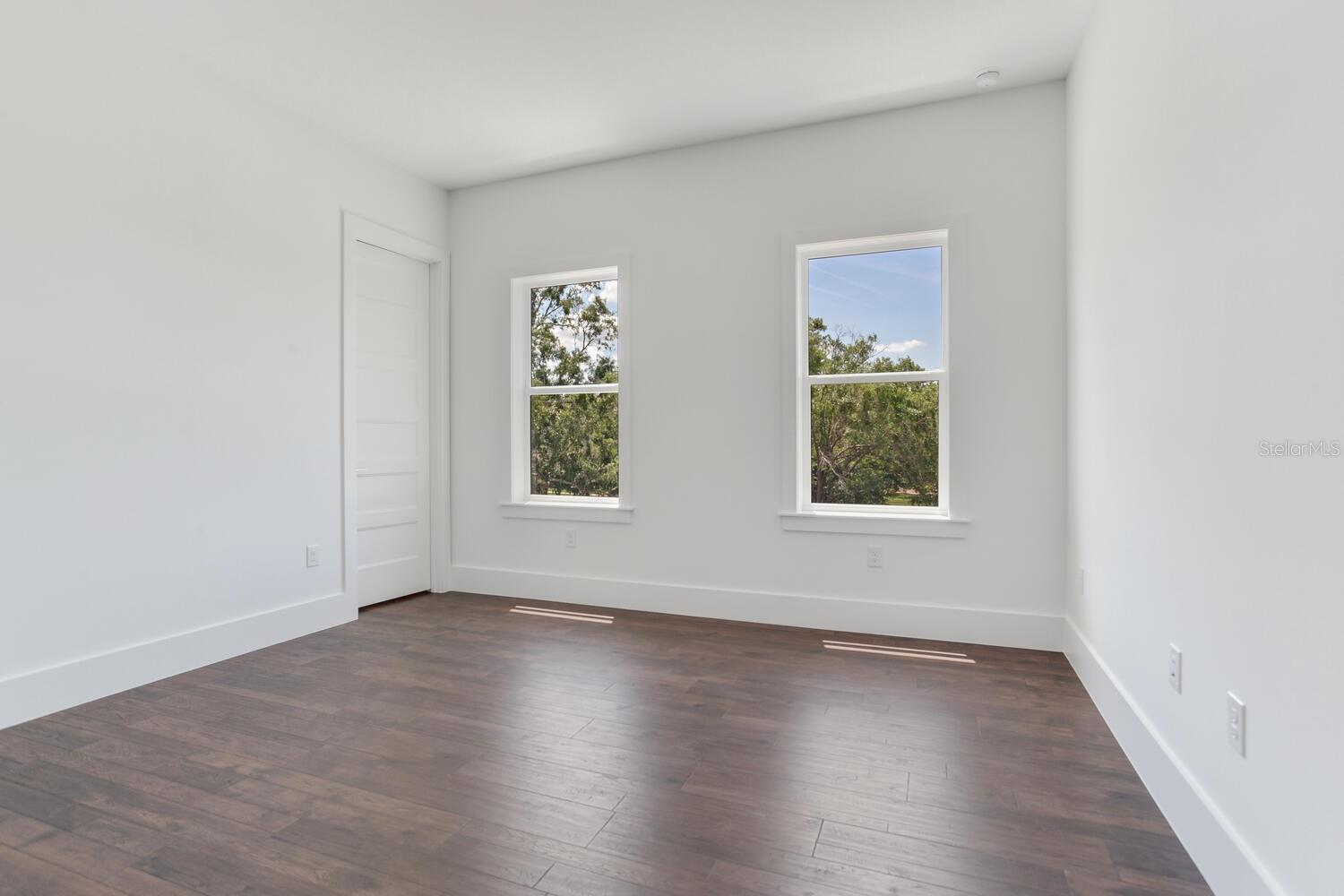 Image 44 of 64 For 509 Buckingham Avenue E