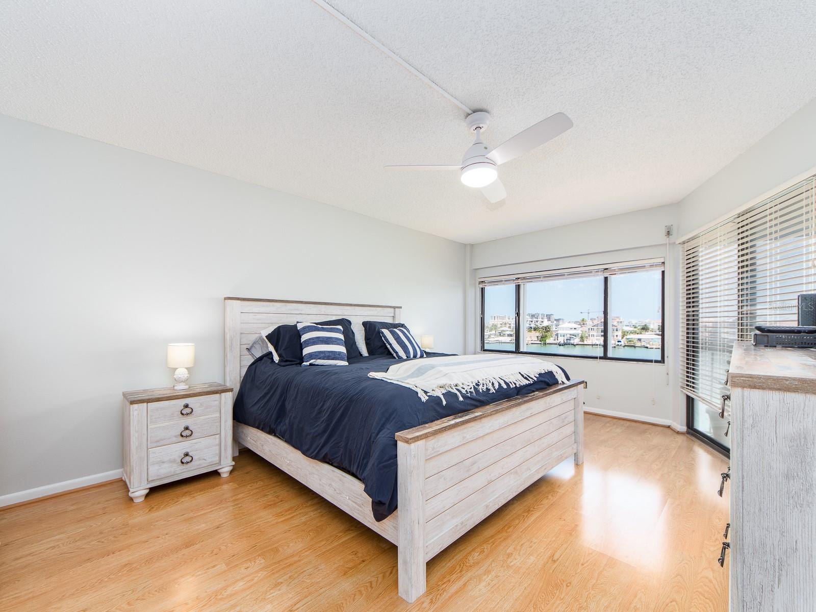 Image 23 of 48 For 640 Bayway Boulevard 302