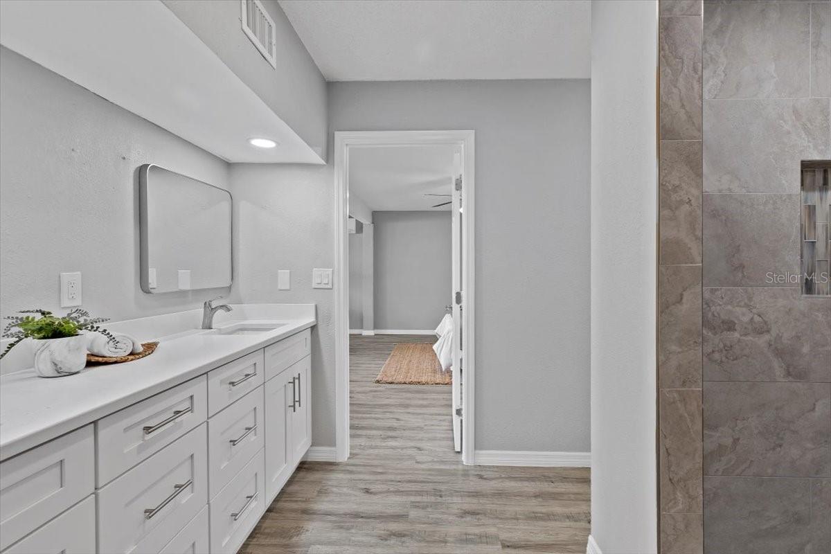 Image 14 of 75 For 824 35th Avenue Drive W