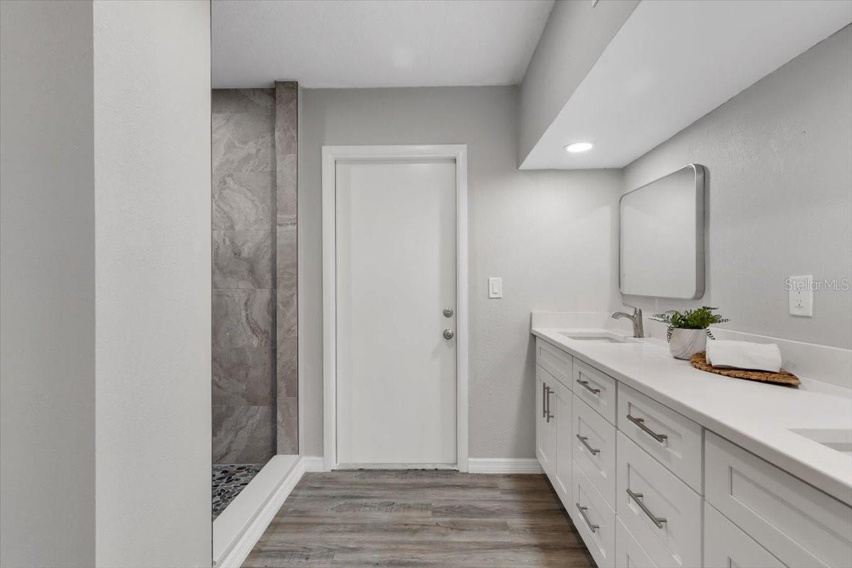 Image 15 of 75 For 824 35th Avenue Drive W